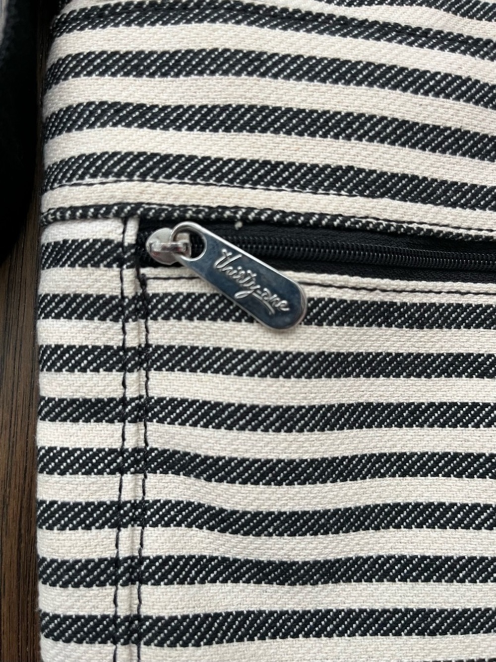 THIRTY-ONE Striped Crossbody Bag Black White Adjustable Strap EUC - Picture 4 of 10